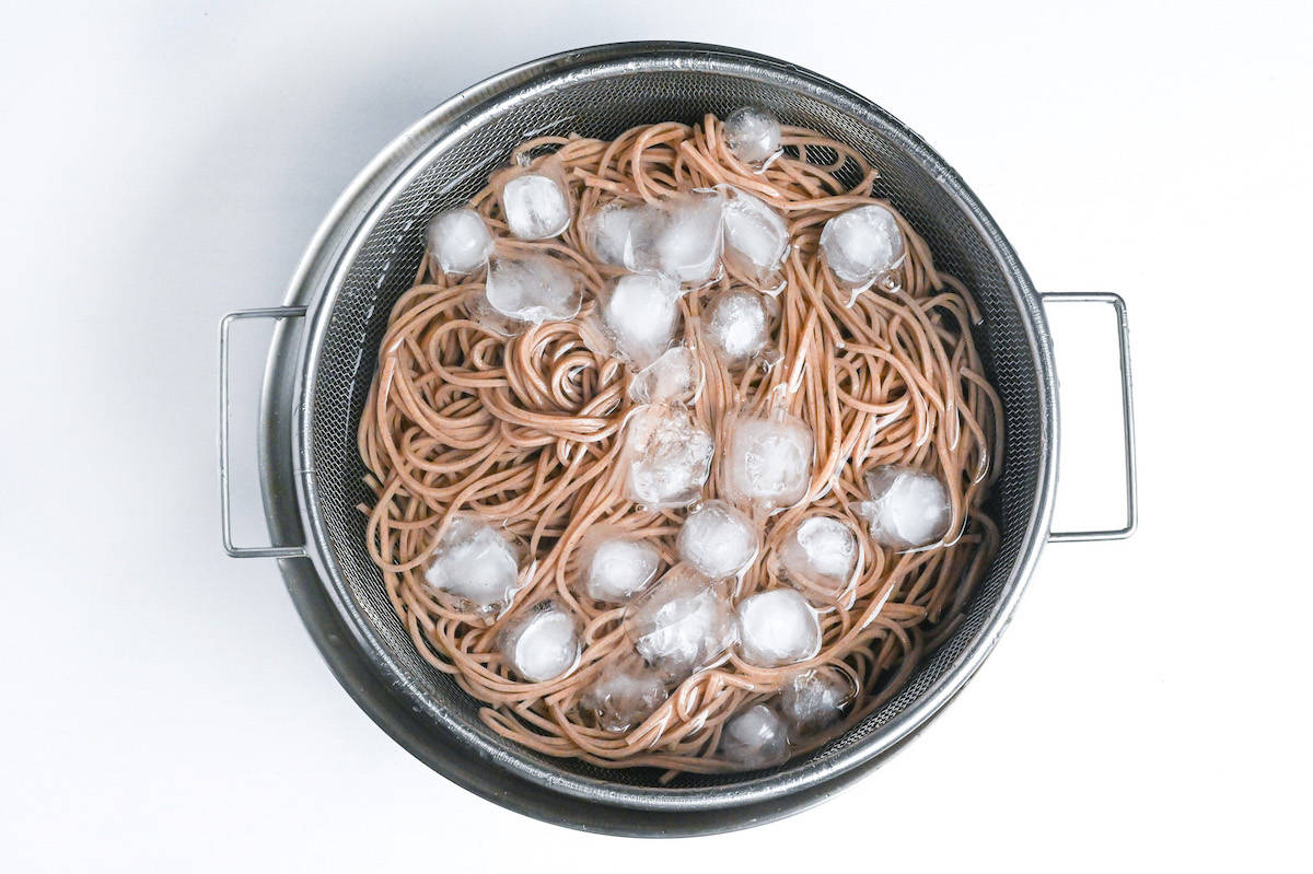 cooling cooked soba noodles with ice