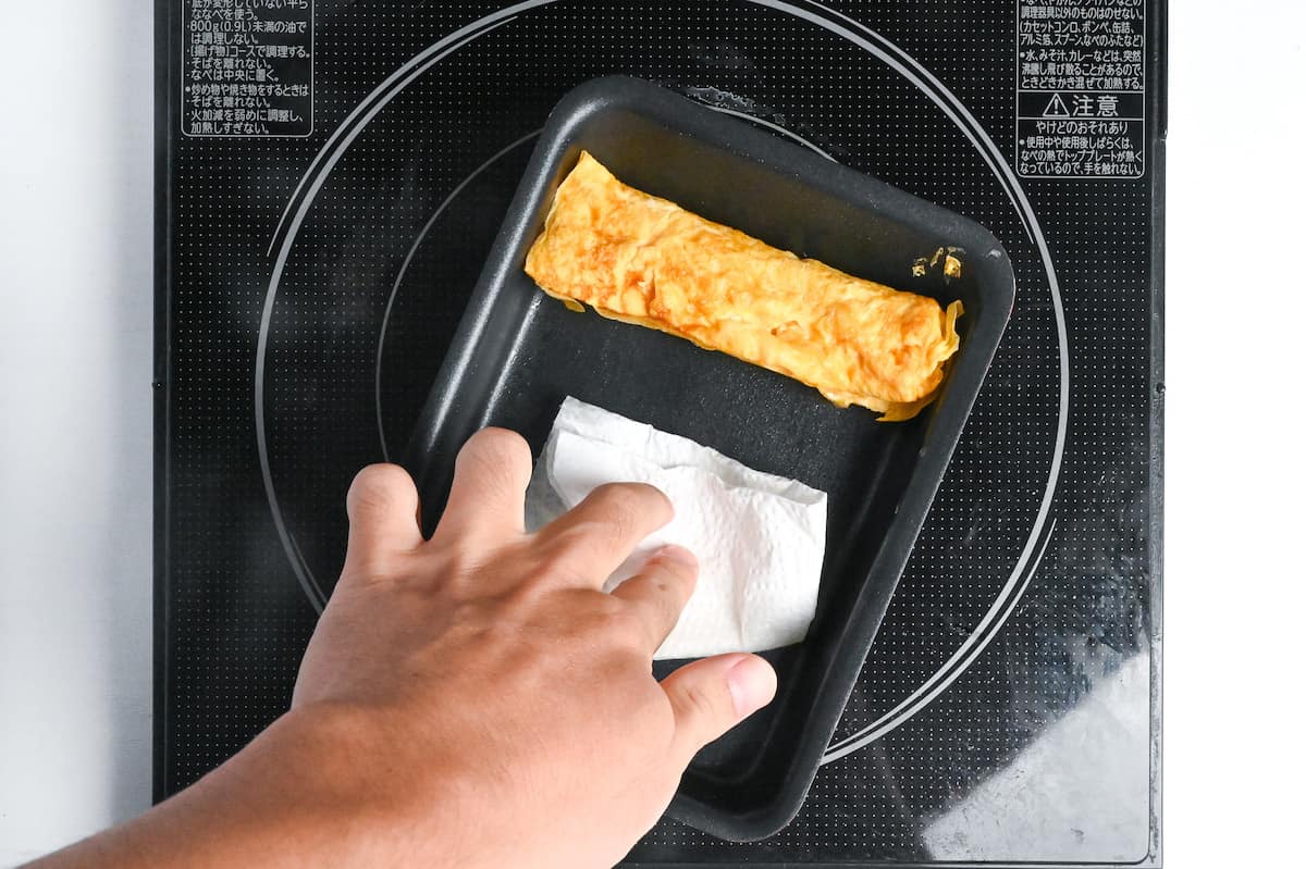 making dashimaki tamago in a rectangular pan