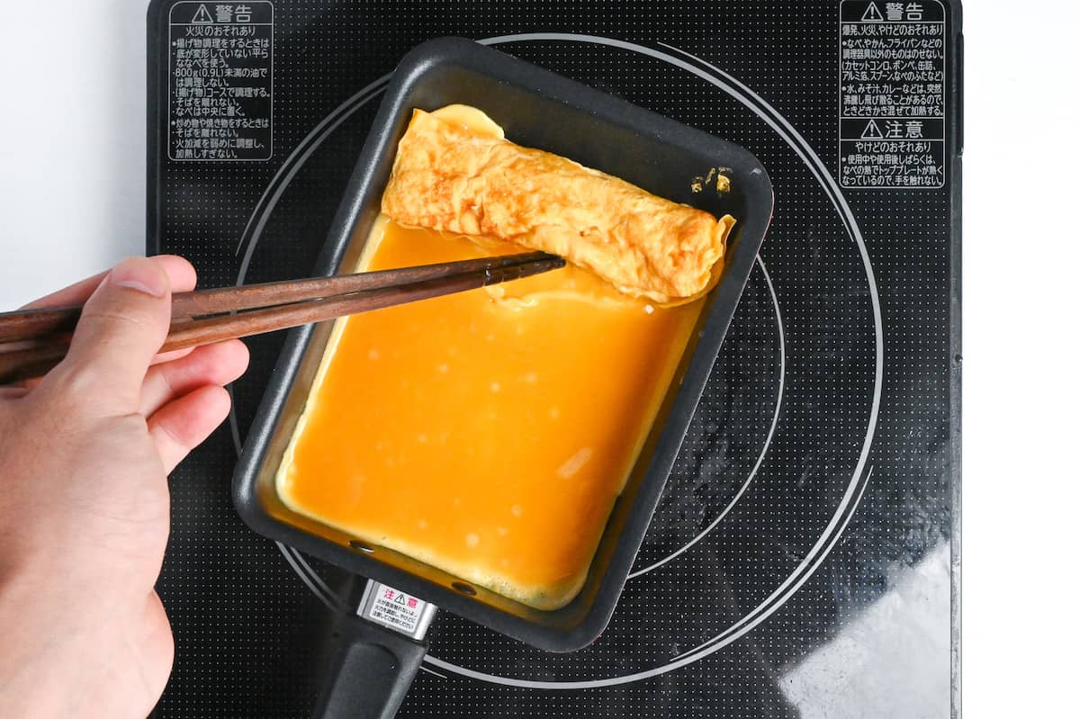 making dashimaki tamago in a rectangular pan