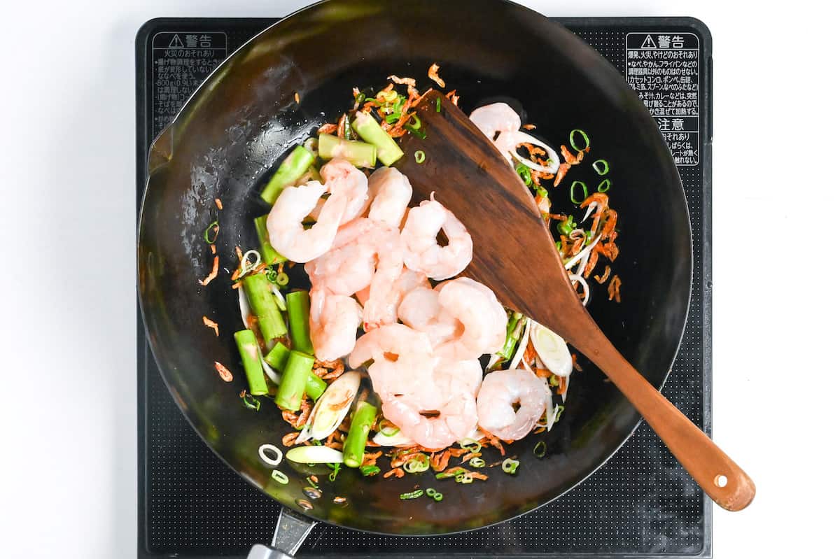 frying asparagus and shrimp in pan
