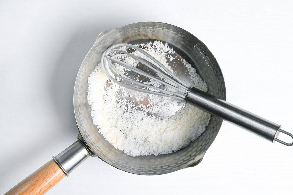 sugar and kanten powder mixed in a sauce pan