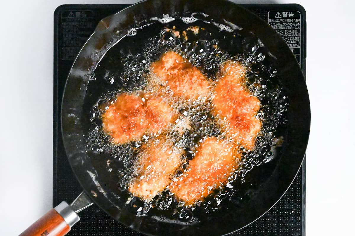 frying chicken katsu in oil