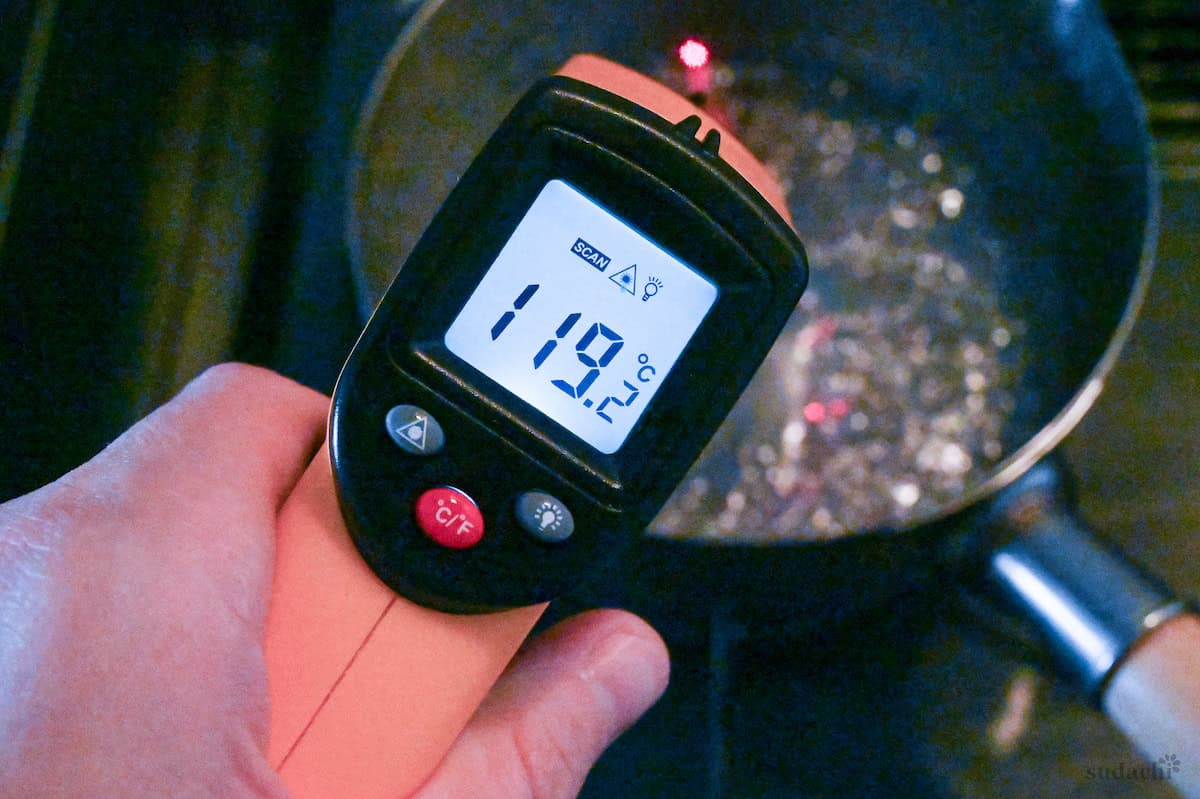 measuring temperature of sugar syrup using a contactless cooking thermometer