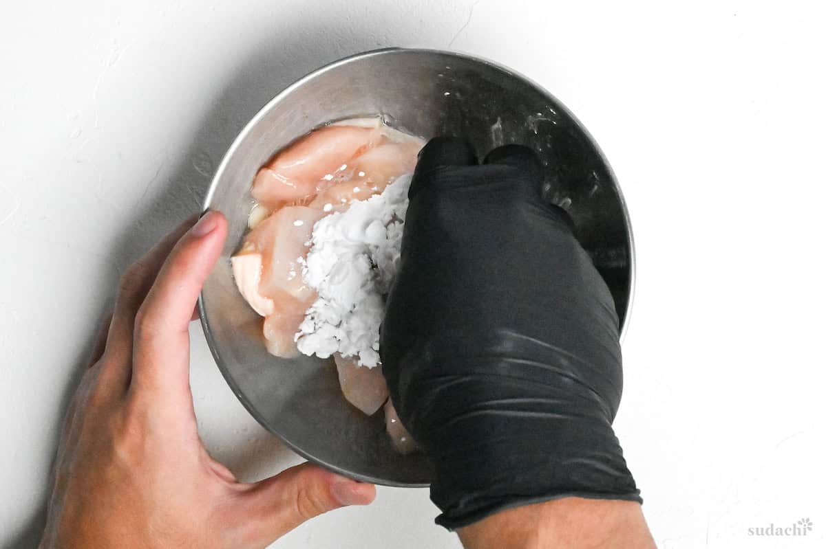 Coating chicken breast with egg whites and potato starch to tenderize (velveting)