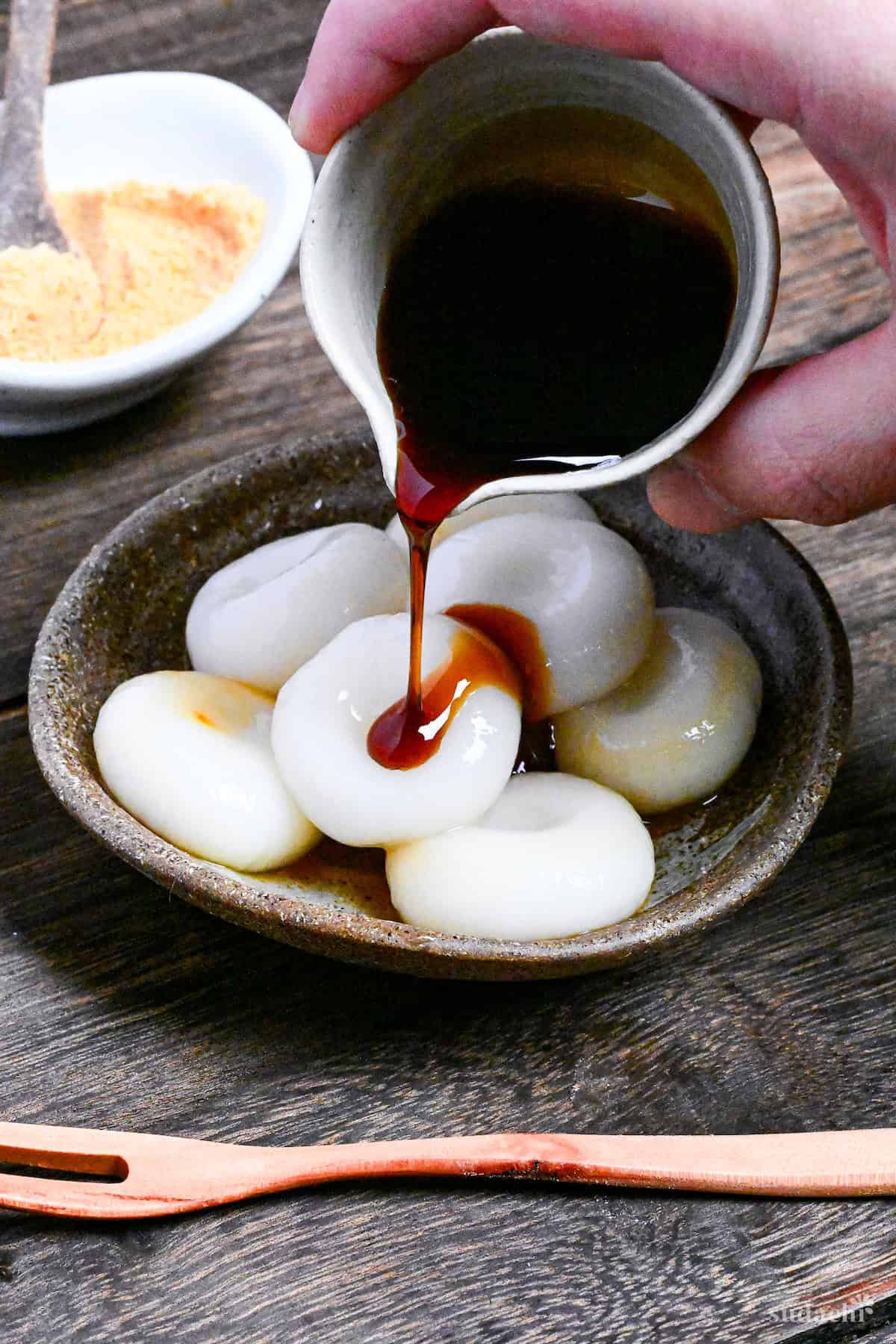 drizzling shiratama dango with kuromitsu syrup