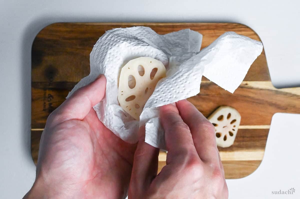 Drying thick slices of renkon (lotus root) with kitchen paper towels