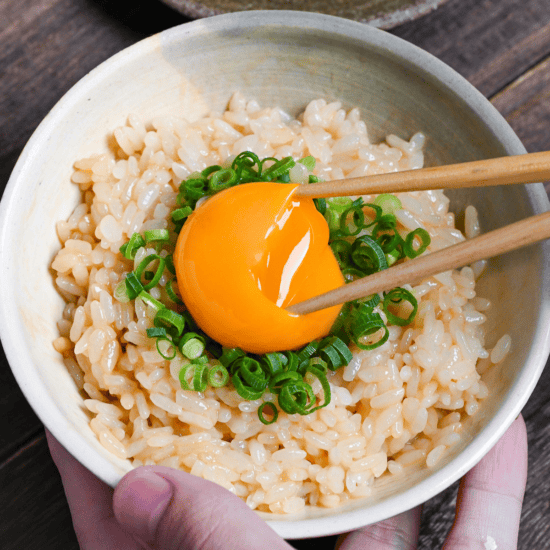 Breaking the egg yolk with chopsticks (Tamago Kake Gohan) thumbnail