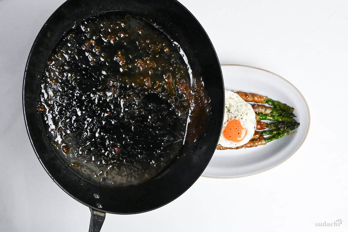 Pouring leftover sauce in the pan over nikumaki (pork belly wrapped) asparagus
