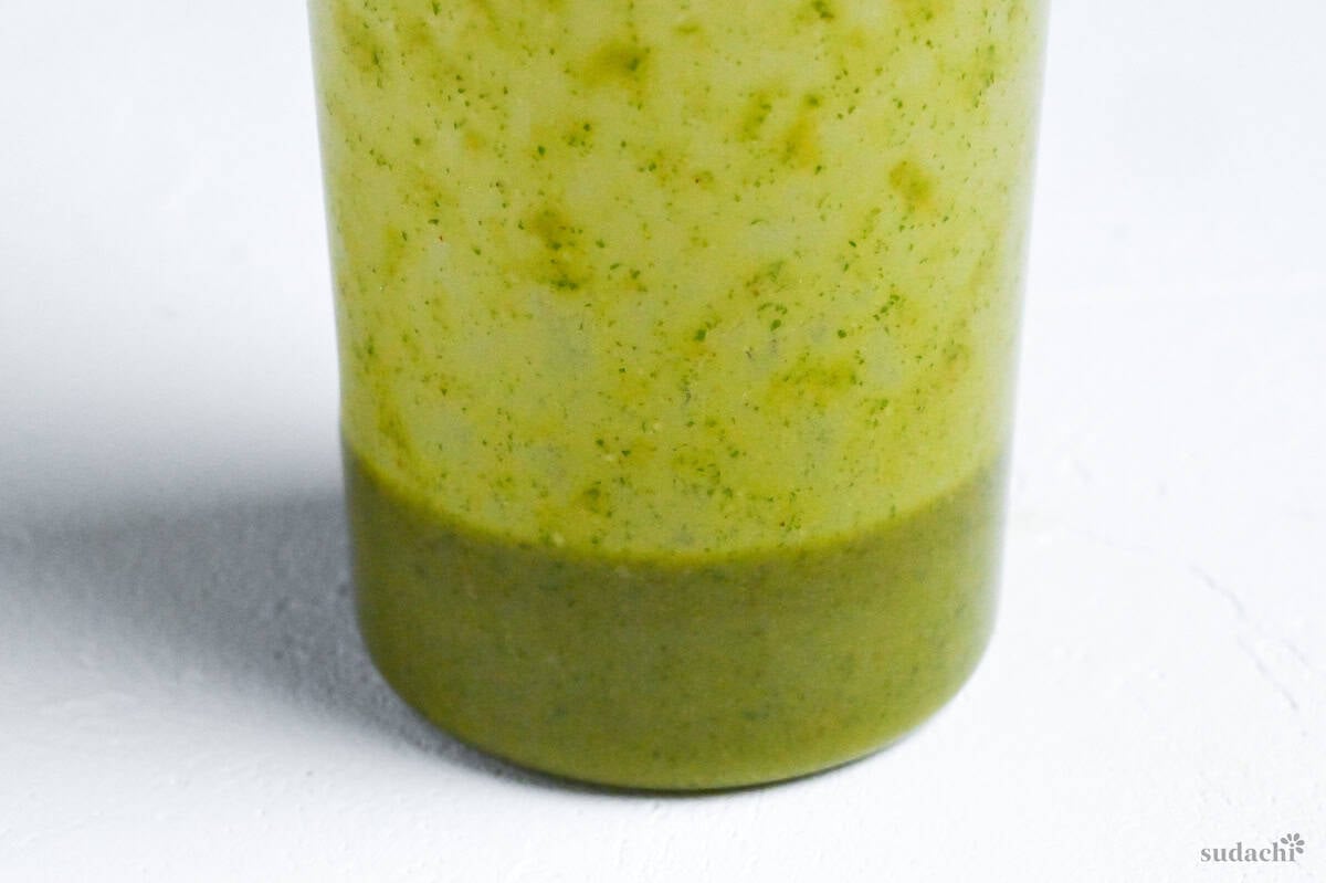 blended shiso dressing in a blender jug
