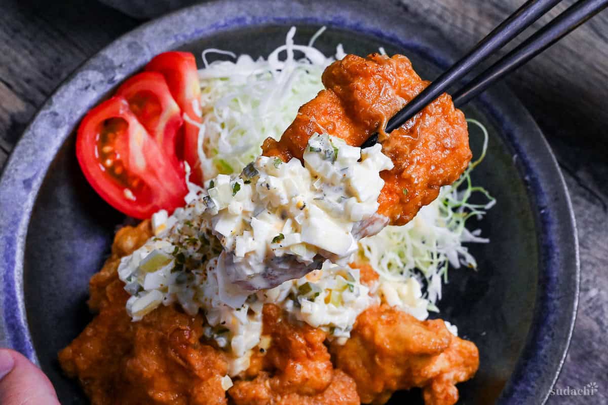 final plating of chicken nanban with shredded cabbage, tomato wedges and tartar sauce