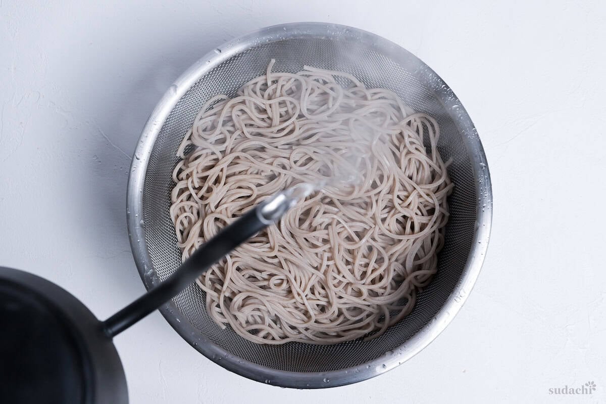 Pouring freshly boiled hot water over chilled soba noodles