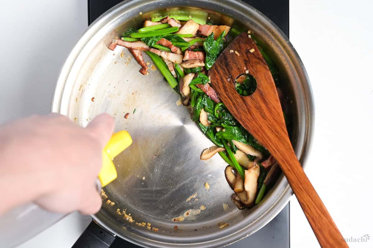 Deglazing pan with mirin