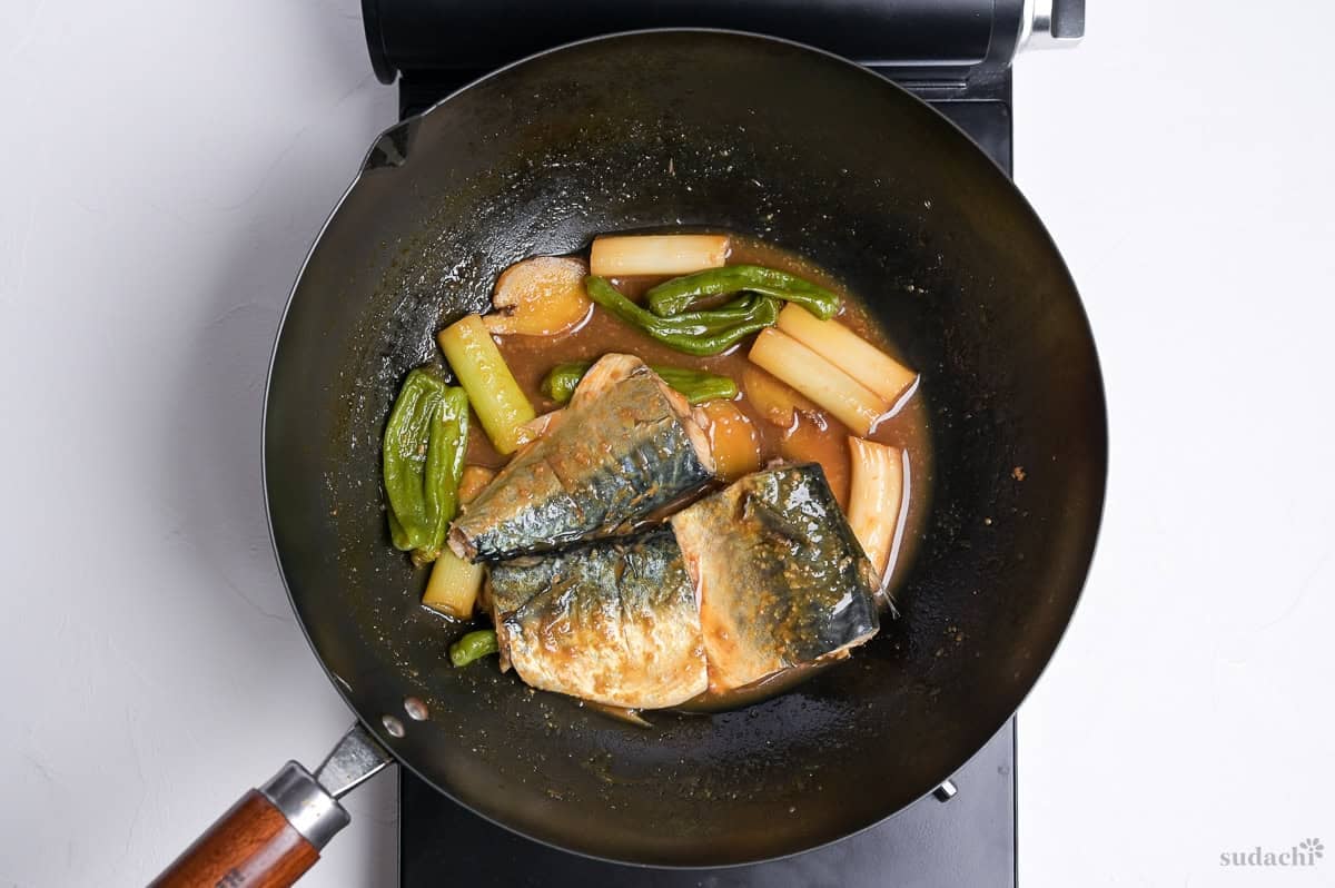 Mackerel fillets simmered in broth to make miso simmered mackerel (saba no miso-ni)