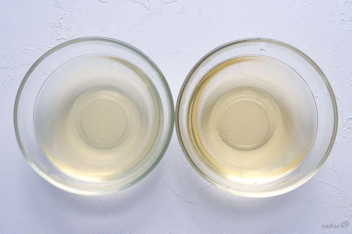 Dashi packets brewed in hard water and soft water compared side by side in glass bowls.