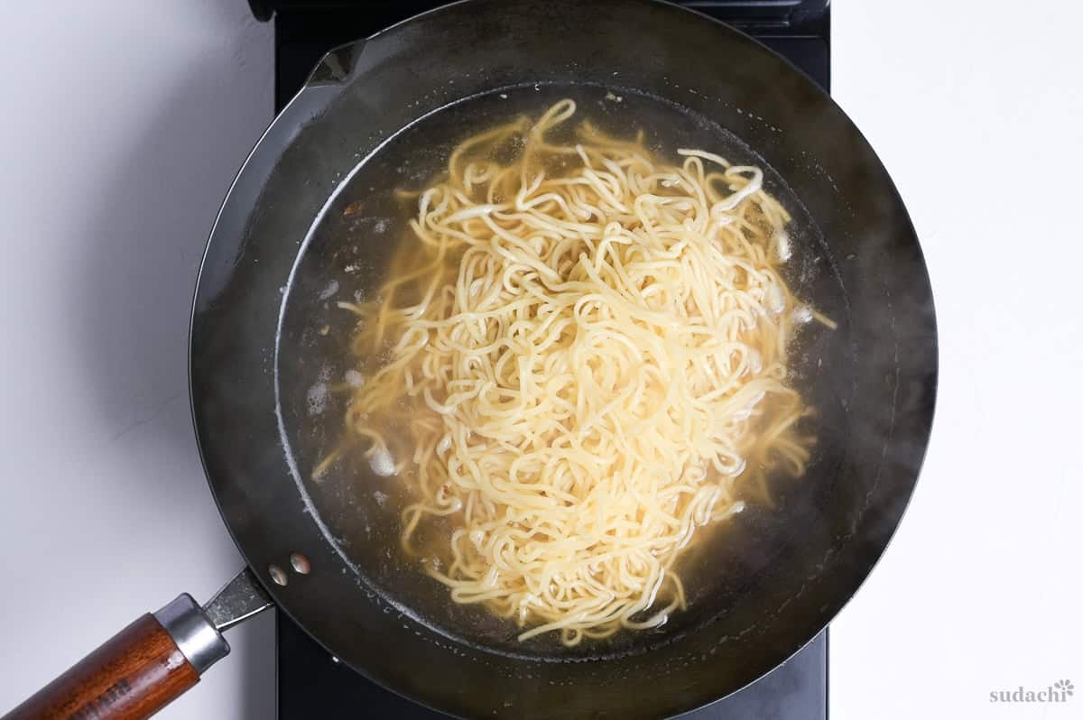 Par-boiled noodles placed in tanmen broth