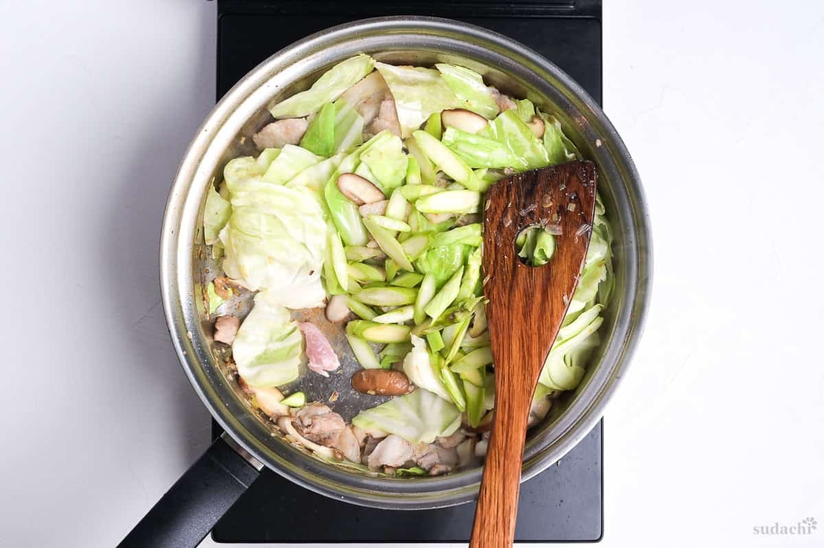 asparagus added to frying pan to make negishio spaghetti