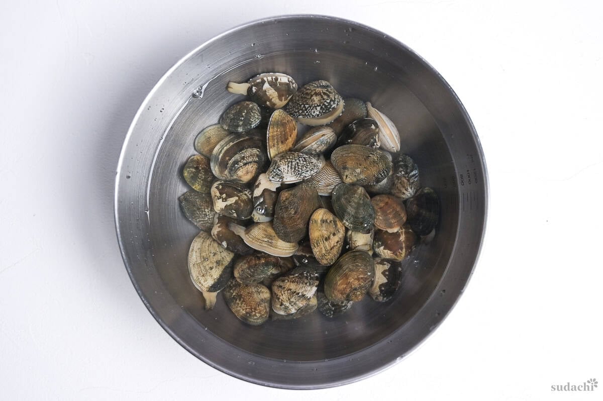 manila clams soaking in salt water to purge salt
