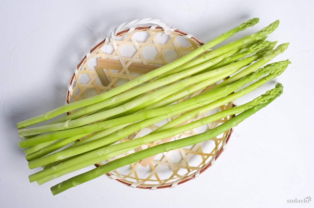 Pencil asparagus on a woven tray
