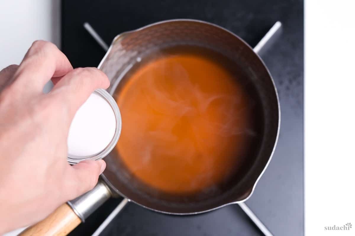 Pouring slurry into tenshinhan sauce to make it thick and glossy