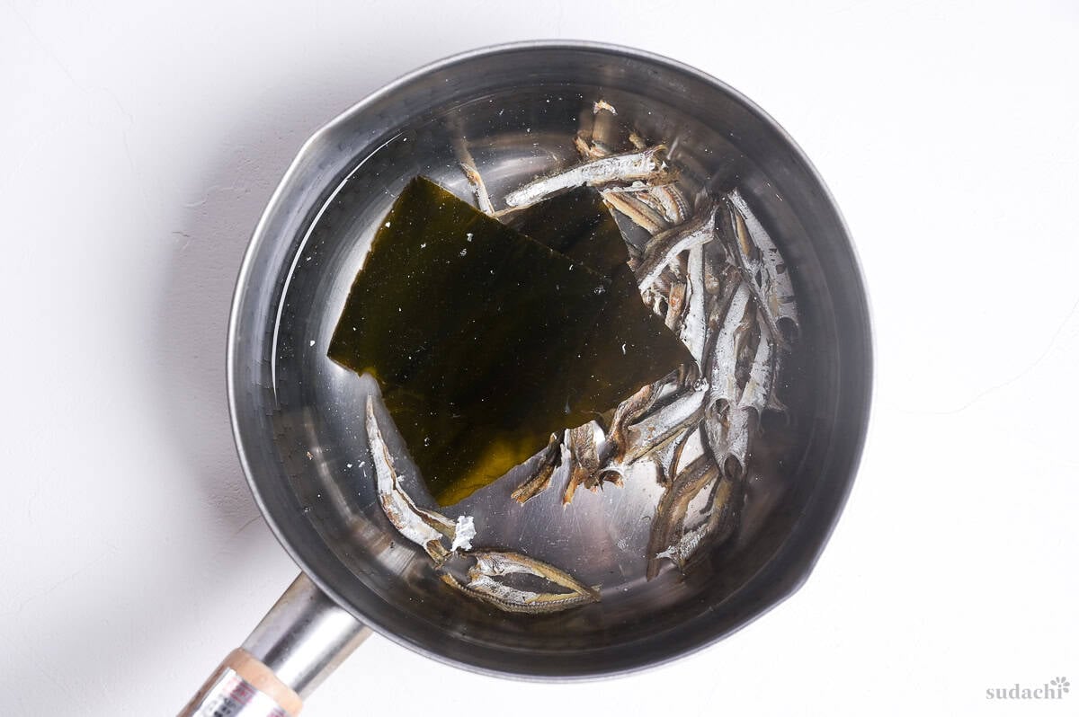 niboshi (dried sardines) and kombu (dried kelp) soaking in a pot of cold water to make dashi for kake udon noodle soup