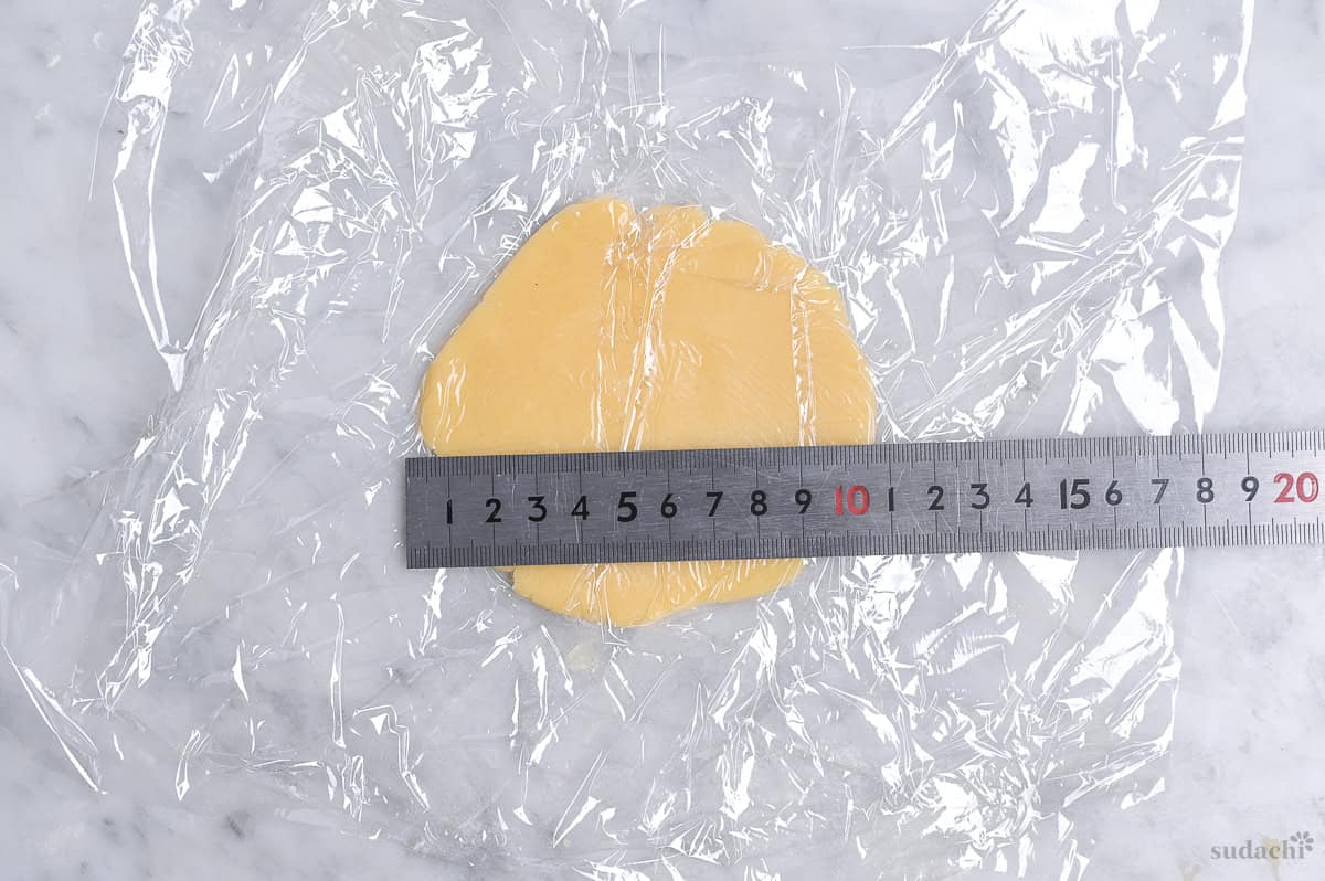 cookie dough rolled between two pieces of plastic wrap to 10cm in diameter