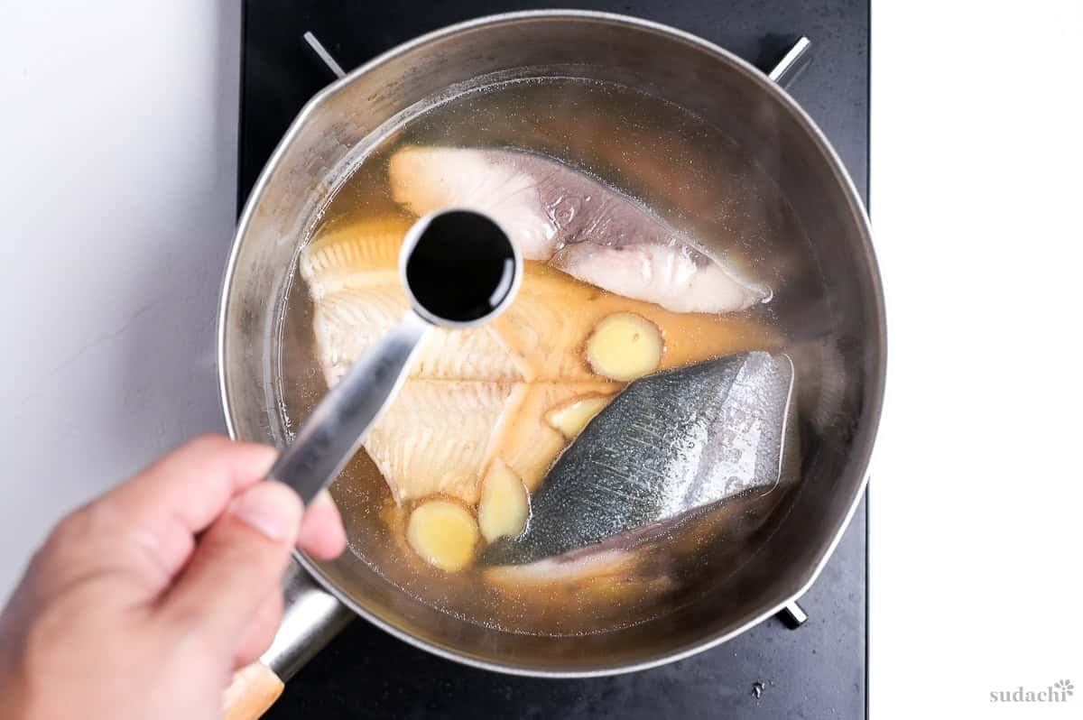 pouring soy sauce into sakana no nitsuke base broth