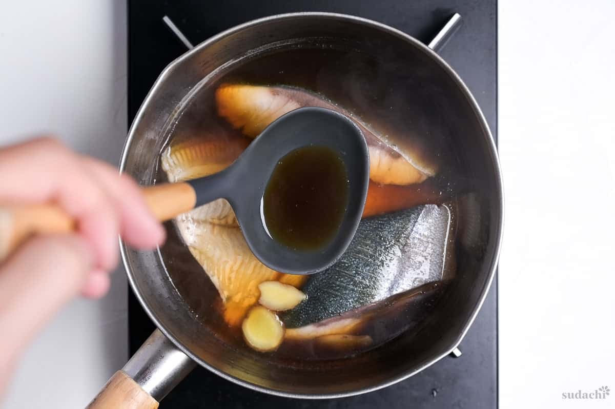 basting the top of the fish with nitsuke simmering broth