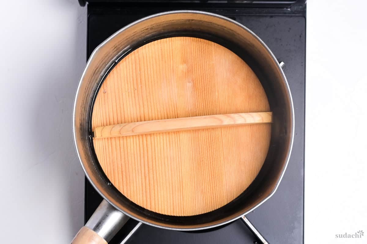 sakana no nitsuke simmering with wooden drop lid