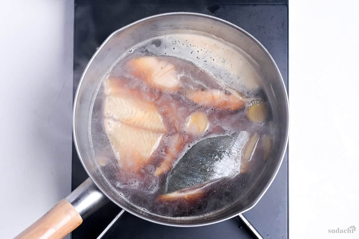 sakana no nitsuke simmering in a pot on the stove top