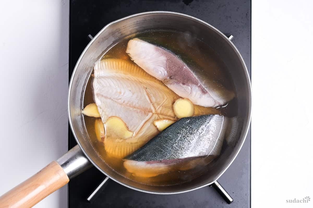 simmering fish fillets in broth with ginger to make sakana no nitsuke